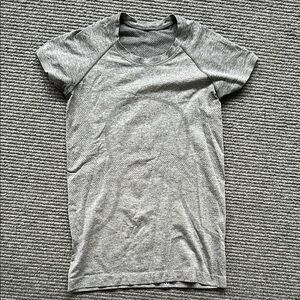 Lululemon Swiftly Shirt Sleeve Top, Gray, size 6